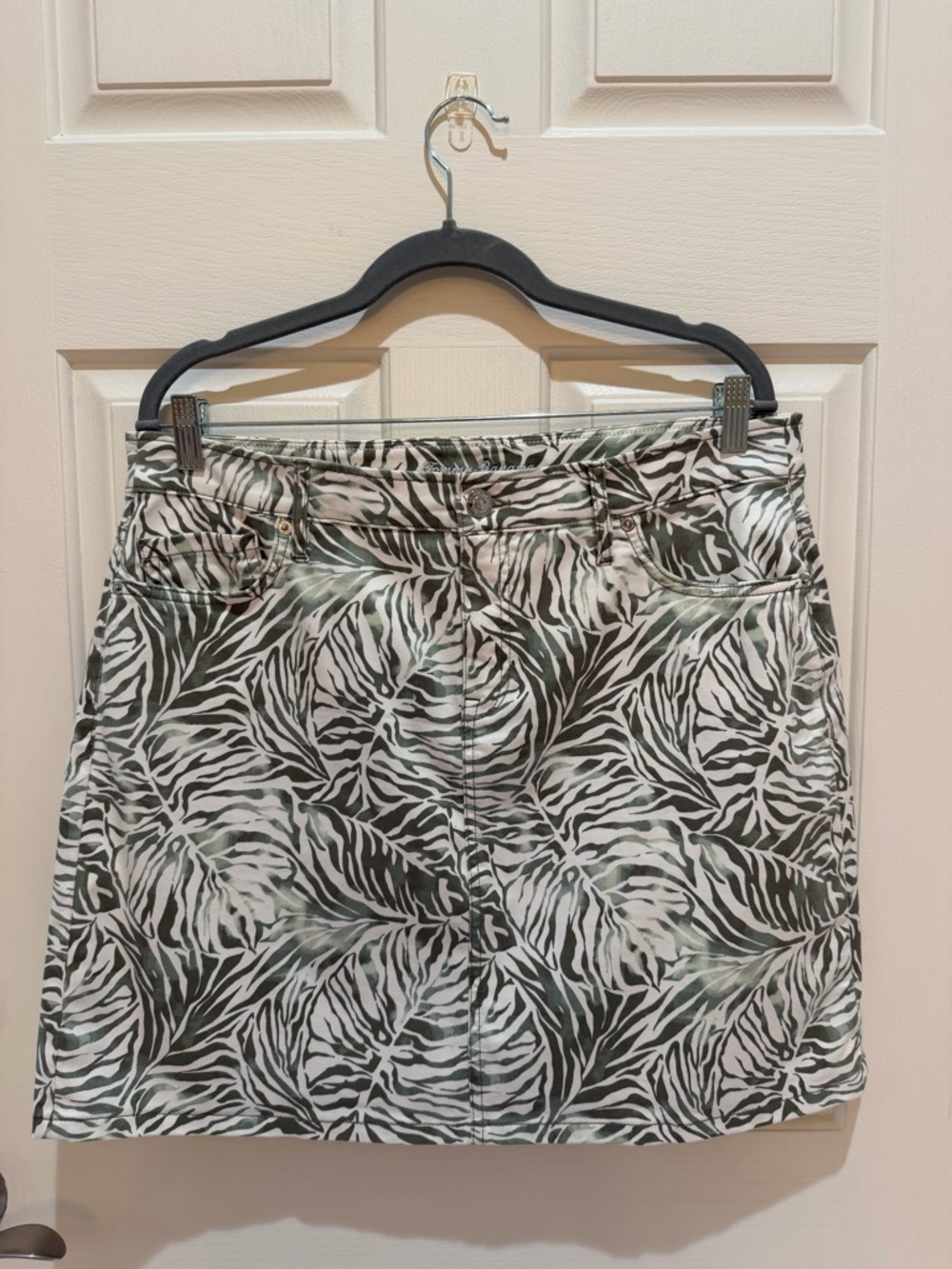 Tommy Bahama Printed Leaf-Pattern A-Line Skirt in Green and White, Size 14